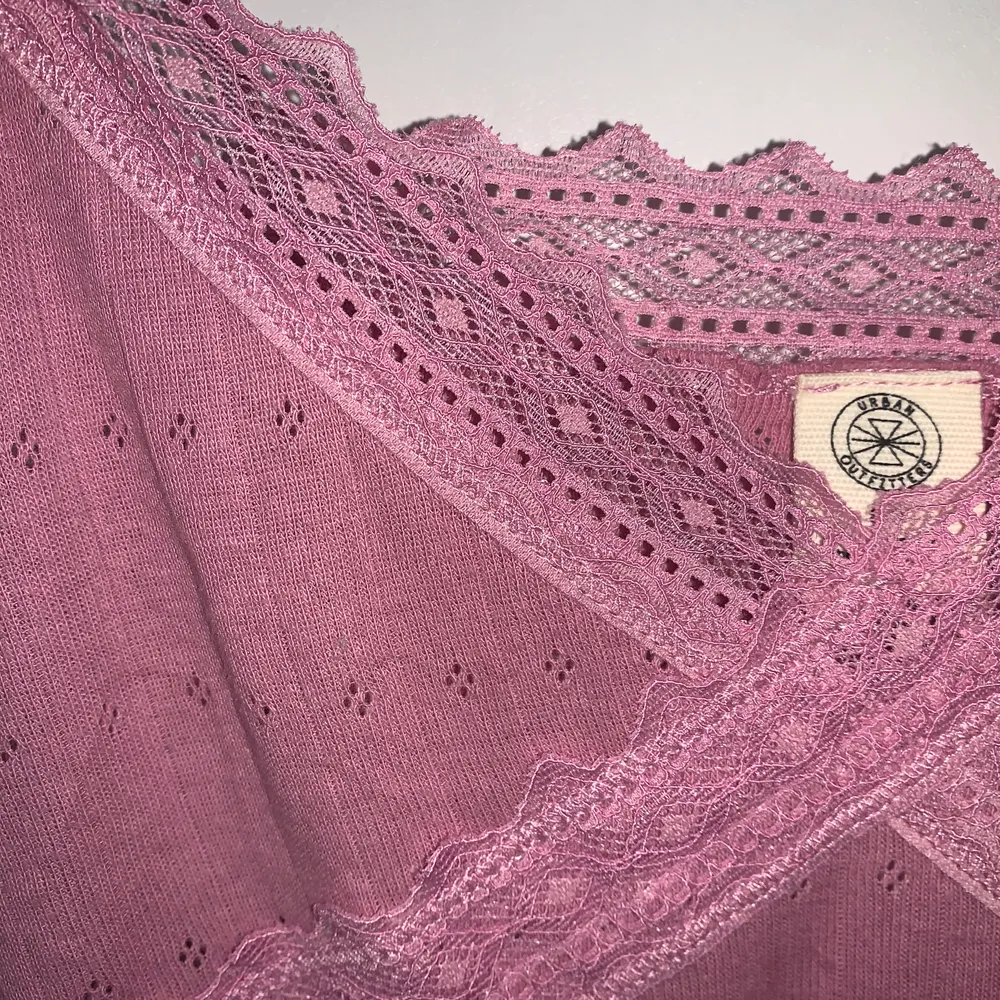 Urgulligt rosa linne med spetskant !! Stl S, sitter tight men säljer pga för små i bysten för mig (skulle passa mindre bröst A-B) pris inkl frakt!!. Toppar.