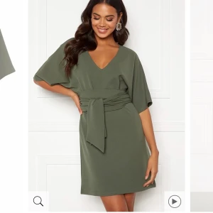 Grön klänning  - Grön klänning från bubbleroom i storlek S/m. Passar båda storlekarna. Inköpt för 400kr aldrig använd. 63 kr frakt tillkommer. 