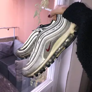 Intressekoll! Vanliga air Max 97or i färgen silver bullets som inte går att köpa längre vad jag vet. Skriv gärna i kommentarerna om ni är intresserade <3