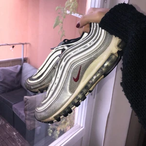Nike air Max 97 silver bullets - Intressekoll! Vanliga air Max 97or i färgen silver bullets som inte går att köpa längre vad jag vet. Skriv gärna i kommentarerna om ni är intresserade <3