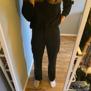 Kostymbyxor i storlek 36 - Mörkblå kostymbyxor i storlek s. Supersköna och snygga men tyvärr för små. Säljs för 400kr utan frakt