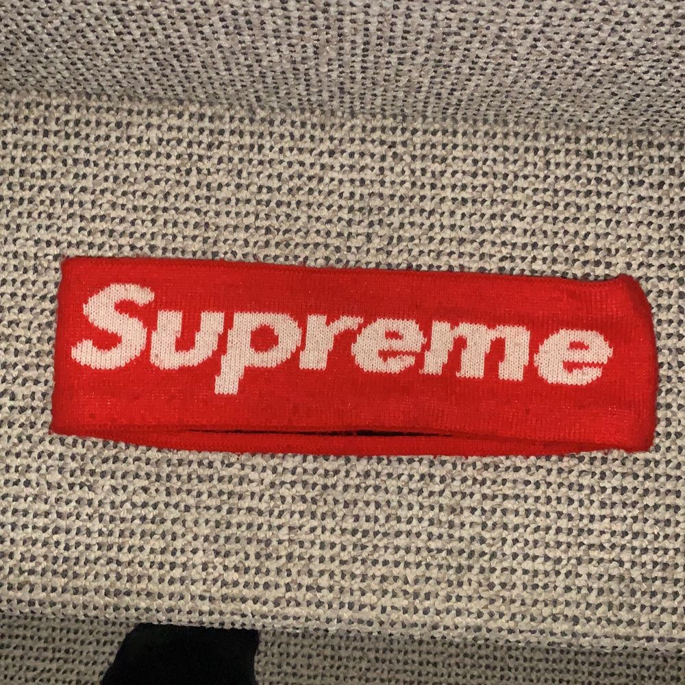 Supreme headband från FW18 droppet från supremes hemsida, detta är den ”icke-reflekterande” versionen, hyfsat skick, otroligt bra pris! Skriv till mig för frågor! BUD:150 BIN:250 Du står för frakten ifall det ska skickas!!!. Accessoarer.