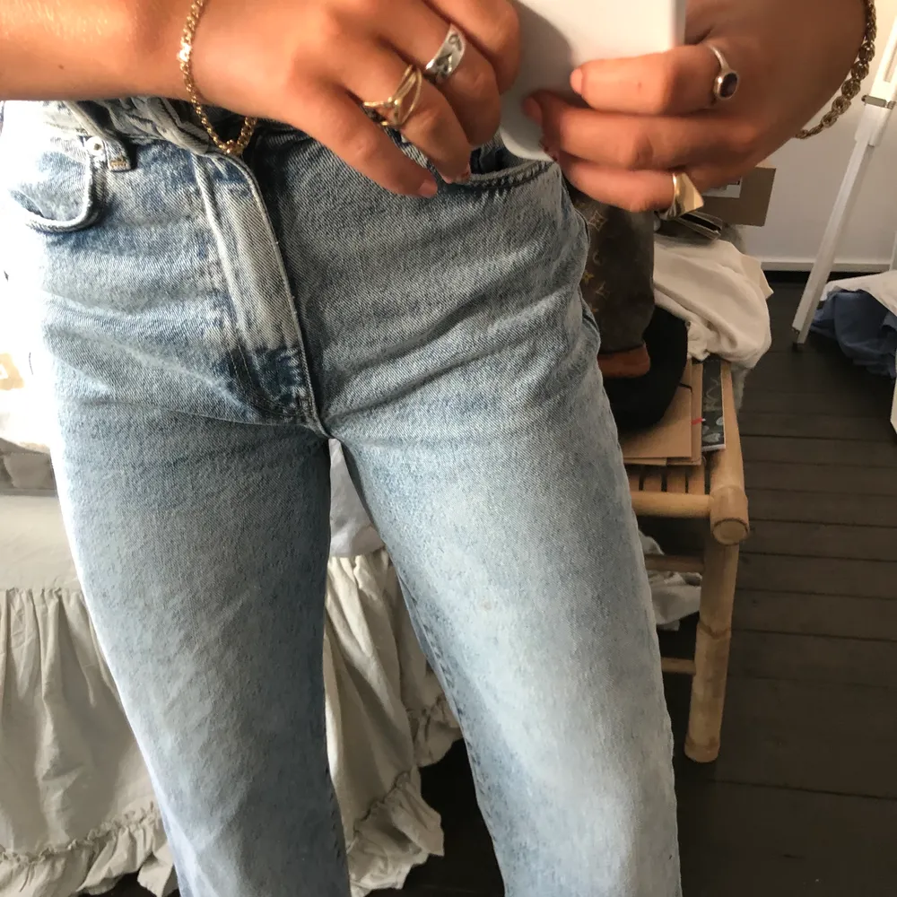 Eftertraktade raka gina jeans som lägger sig perfekt över skon. Aldrig användna då de fattas en knapp, vilket dock är enkelt att sy fast igen!! därav släpper jag de billigt!!. Jeans & Byxor.