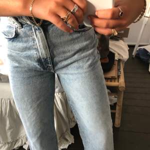 Eftertraktade raka gina jeans som lägger sig perfekt över skon. Aldrig användna då de fattas en knapp, vilket dock är enkelt att sy fast igen!! därav släpper jag de billigt!!