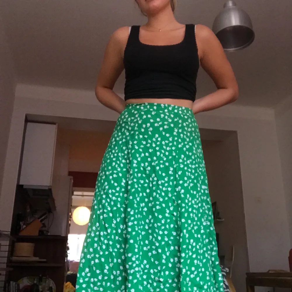 Grön och lång blommig kjol från H&M. Jättesöt! I strl 40! Passar som en 38. Budgivning i kommentarsfältet. . Kjolar.