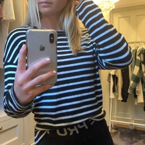 Randig tröja - Fin randig tröja, bra skick och är i storlek xs/s. 100 kr + frakt 