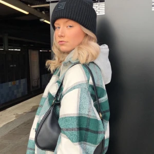 GRÖN RUTIG JACKA  - Super snygg höst jacka! Inte för varm och inte för kall. Den ser nästan helt ny ut. Den är i väldigt bra skick. BUDA!! Högsta bud 300