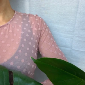 Meshbody  - Rosa prickig body i mesh från bikbok. Jättefin att ha under tröjor! Som ny. 