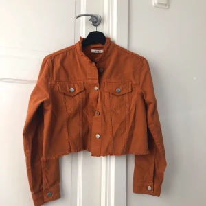 Jeansjacka - Rostfärgad kort jeansjacka från nakd, andvänd endast 3 ggr så är som i nyskick🥰