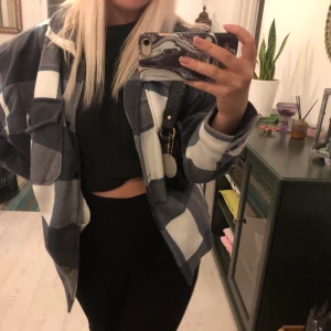 Rutig jacka/kappa - Säljer nu min jacka/kappa. Super varm. Är i S men skulle säga att XS passar också. Använd ca 2 gånger. Jätte bra skick. HÖGSTA BUD: 370❗️❗️