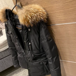 Hollies Livingo vinter jacka - Hollies livingo jackan är nu till salu. Jackan är äkta och som nu 💓 Den är använd en säsong men verkligen inga skador alls på jackan , i jätte fint skick!! Värmer otroligt bra och verkkigen så skön. Den går över rumpan och har dragningar ifall man vill ha det tajtare i midjan💕köpte den för 5 500 säljer för 2 500. Skriv för fler bilder