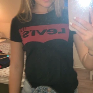 Levis t-shirt - Säljer min svarta Levis t-shirt för att det inte längre kommer till användning. Tröjan är i storlek XS. Tröjan är använd en hel del men ändå i bra skick! Köparen står för frakten 😊