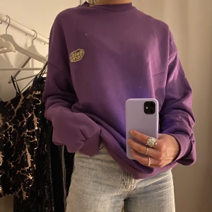 Collegetröja  - Collagetröja från junkyard perfekt nu till hösten. Den har en snygg mörklila färg med ett gult märke. BUDGIVNINGEN SLUTAR IDAG KLOCKAN 18:00!!  Buda i kommentarerna.  