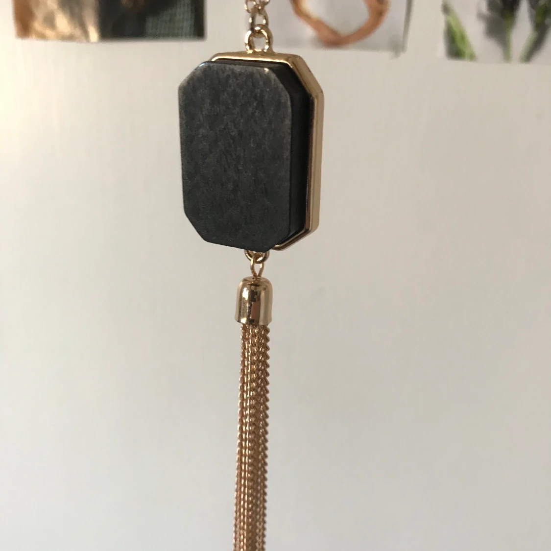 Svart berlock på guldkedja med kedjefransar🖤 - 91