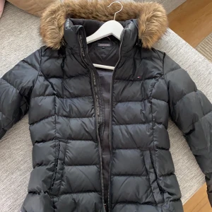 Tommy hilfiger dunjacka!  - Nu säljer jag min dunjacka från Tommy hilfiger! Använd den ganska mycket men är i ett väldigt gott skick! Det är äkta fjädrar/dun i jackan! Storlek 164- xs och till och med small. Säljer denna för 1650 kronor eftersom att den är i ett så gott skick! 