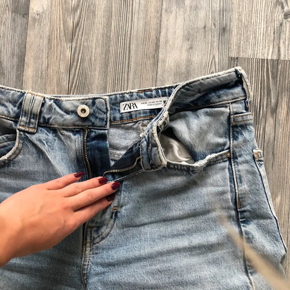 Sjukt snygga och sköna Zara jeans💓 Färgen syns aningen dåligt på mitten bilden men tvätten är som bild 1 och 3😍Knappt använda då jag insåg ganska snabbt att jag skulle köpa en storlek mindre, därför är dom i nyskick🤩. Jeans & Byxor.