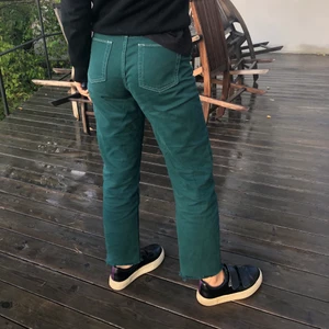 Gröna jeans  - Gröna jeans köpt från Urban outfitters, väldigt sköna, passar till väldigt mycket! Använt ca 3 gånger! Köpt för 699kr