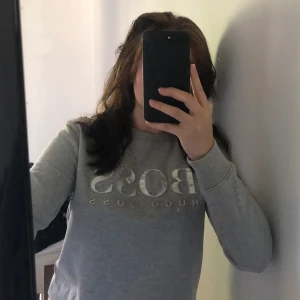 Grå Hugo Boss  - Säljer en grå Hugo Boss sweatshirt i storlek S, jättefint skick då jag aldrig använt den 💗😊 säljes för 300 kr + frakt 🌷