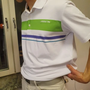 Vintage Adidas golfpiké - Riktigt schysst piké från Adidas i bra skick köpt vintage, strl XL men sitter som L. OBS: rabatt ges vid köp av flera plagg
