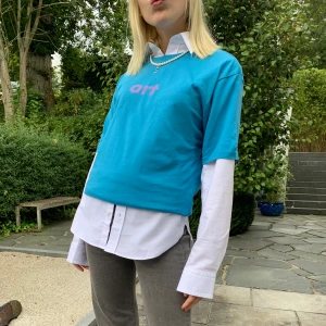 🧚‍♂️✨Cool Weekday t-shirt✨🧚‍♂️ - Cool slutsåld t-shirt från Weekday                 ✨Med trycket ART✨                                                   Köparen står för frakten 35kr🙃 