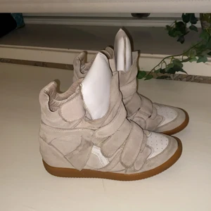 Isabel marants ljusa storlek 38 - Säljer Ett par  isabel marants, det enda konkreta felet bortsett från att de är använda är att gummisulan släppt lite här fram på högerskon 