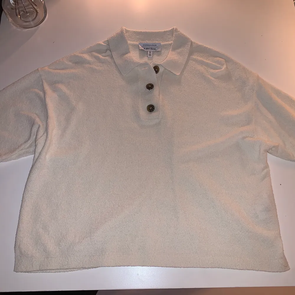 Fin tröja med knappar, knappt använd, fin till mycket! Original pris: 590 kr. Tröjor & Koftor.