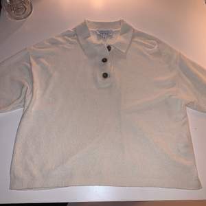 Fin tröja med knappar, knappt använd, fin till mycket! Original pris: 590 kr