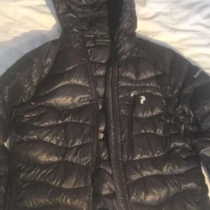 Peak Performance jacka - Säljer denna svarta Peak Performance jackan för att den är för stor. Har ett litet hål på armen som jag har tejpat med svart tejp så det syns knappt. Storlek M. Kan vara villig o sänka priset❤️