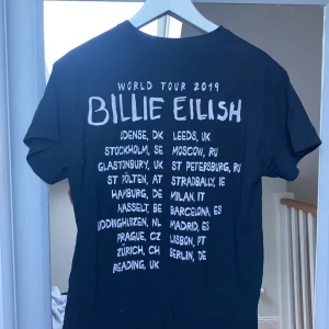 Billie Eilish merch - Billie Eilish merch i stl M köpt på hennes konsert i Odense förra året under hennes världsturne💞 endast använd 1 gång! Kan bjuda på frakten vid smidig affär.