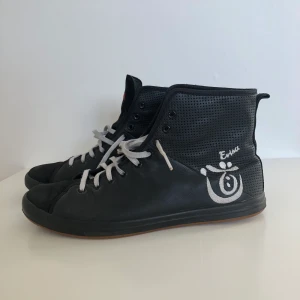 Vintage Evisu Sneakers - Vintage Evisu sneakers i strl: EU41. Condition: 5/10