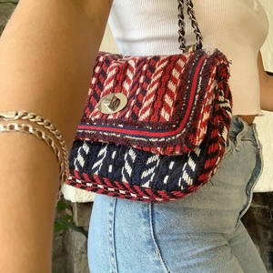 Unik väska - Unik väska köpt på en butik på Santorini. Går att ha både som axelväska och ”överkroppen” väska då man kan justera. Frakt tillkommer ✨