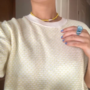 Gul tröja - Super gullig gul tröja från Carin Wester. Storlek L men sitter snyggt på mig som normalt är en S