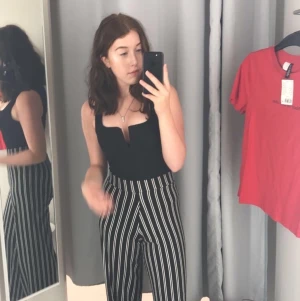 Kostymbyxor från hm  - Kostymbyxor byxor från hm, använt ett fåtal gånger men bytte stil kort därefter så det är inget som jag använder längre. 