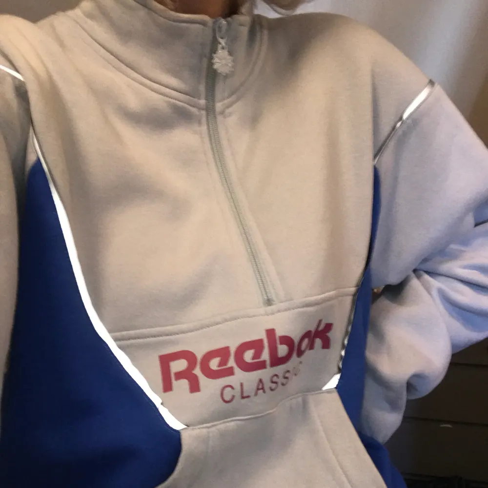 Superskön tjocktröja från Reebok med reflex. Frakt tillkommer!😊. Hoodies.