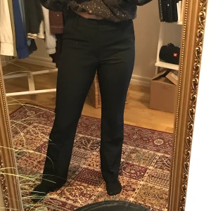 Dom perfekta kostym bootcut byxorna från bikbok. - Skitsnygga stretchiga kostymbyxor från bikbok. Frakten tillkommer😊