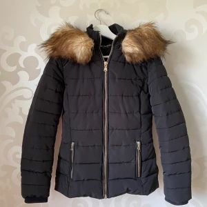 vinterjacka  - Säljer nu min vinterjacka från märket miss selfridge. Den är måttligt använd men är i väldigt fint skick. Det är en fuskpäls som är avtagbar på luvan. 300kr köparen betalar frakt 