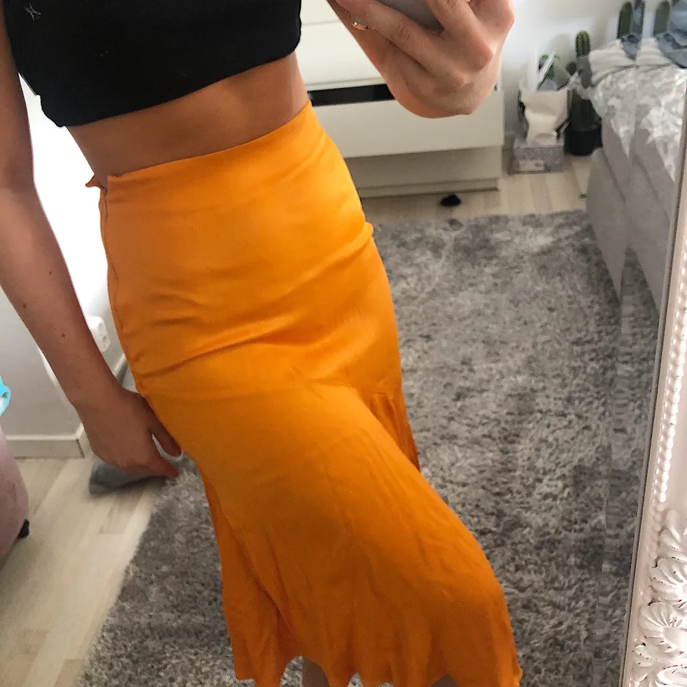 ASSNYGG kjol i satin material med en snygg slits! Tyvärr för liten för mig😩 jätte bra Skick! Storlek S, köparen står för frakten😇😇🧡. Kjolar.