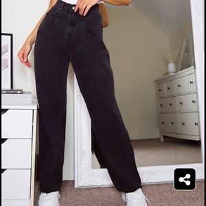 Helt oanvända jeans från Prettylittelthing. Sjukt snygga och är i storlek 8 ungefär storleken S. Köparen står för frakt #jeans #denim #blackdenim 