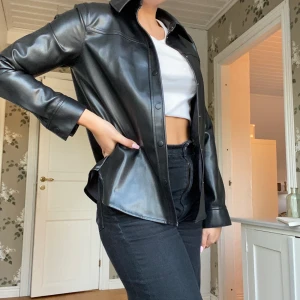 Skjorta i fejkskinn  - En festlig skjorta i fejkskinn från HM. Skjortan är använd ett fåtal gånger och säljes därför. Passar bra till fest men även till vardags. Nypris ligger på ca 300kr💓💓