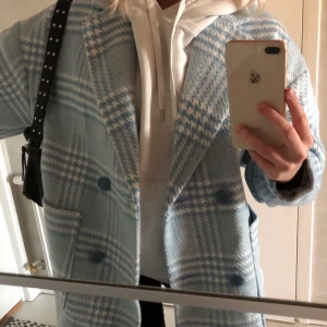 Rutig kappa - Ljusblå rutig kappa från Asos! Lite ovetandes modell & skit snygg till hösten. Frakten stå är köparen för💓