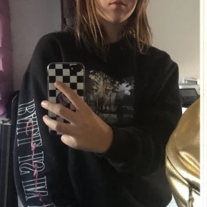 Collegetröja - Inte gammal användigt den typ 2 gånger men tycker att jag inte passar i den så om någon vill köpa