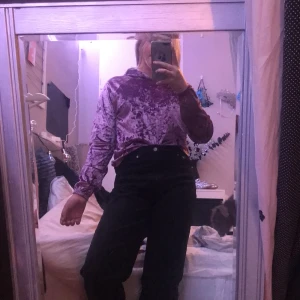 Långärmad tröja - Köpte den från Kappahl, används få gånger. Storlek 158-164, har luva och är i materialet polyester. Kostnad 30kr exlusive frakt🦋✨