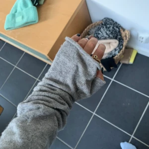 Handledsvärmare i kashmir - Super sköna grå handledsvärmare i 100% Kashmir, skriv för fler bilder, kan både mötas och frakta❤️