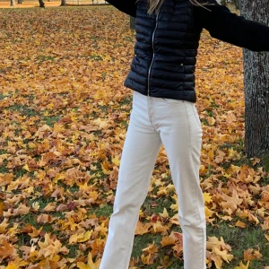 Beige jeans - Såååå fina beige jeans som tyvärr blivit för små:( strl 32 men passar även en mindre 34! Frakt tillkommer!