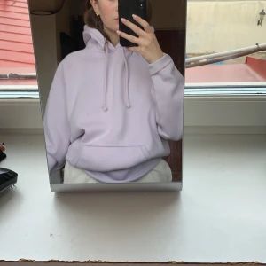 Hoodie - Ljuslila hoodie i bra skick. Sparsamt använd men lite nopprig i tyget. Är från bikbok och i storlek S🌺Köparen står för frakten