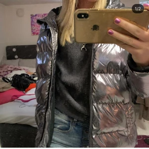 Silvrig/metallic jacka - Säljer den svinsnygga jacka från ”FRIBOO” storlek 170, passar mig som är 170, bra längd i armarna!! Om många är intresserade blir det budgivning. Färgen är metallic/silver och ser ut som på bilderna. Köparen står för frakten (63kr) högsta bud: 580 avslutas: idag 18.00!!