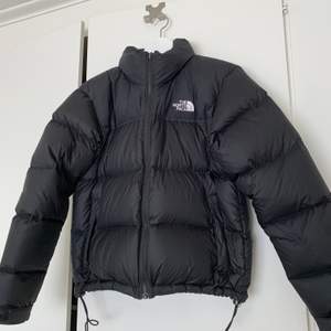 En puffig svart north face  jacka i bra skick, alldeles för liten för mig så har bara använt den ett år gånger. Läs gärna min bio💕