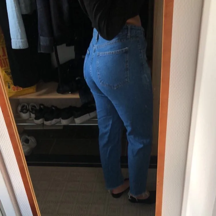 Säljer snygga Mom jeans i fin färg, bra skick! Använda få gånger. Säljer för 300kr köpta för 600kr på pull&bear. Sitter fint på men kommer tyvärr inte till användning för mig.. ❗️obs, står storlek 40 i byxan men väldigt liten modell❗️. Jeans & Byxor.