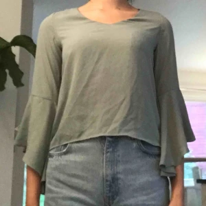  - Mintgröna blus från Nakd med öppen rygg.