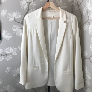 Vit kavaj - Jättefin vit kavaj/blazer från H&M i strl 36. Endast använd 1 gång, den hann dock få lite småfläckar (se senare bild), men det är absolut inget som syns när man bär den.
